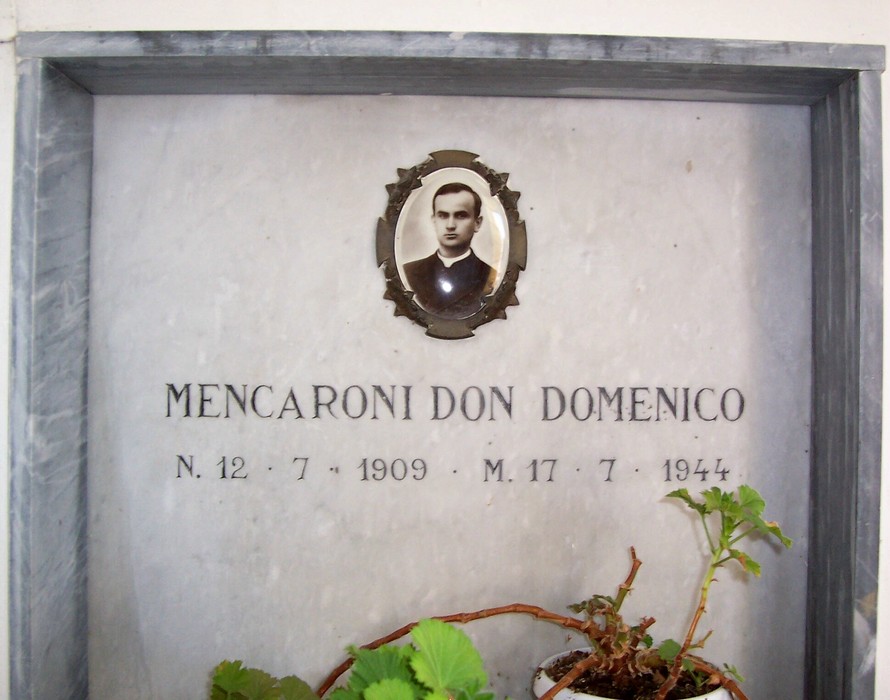 Targa commemorativa di Don Domenico Mencaroni, partigiano, con foto e date significative.