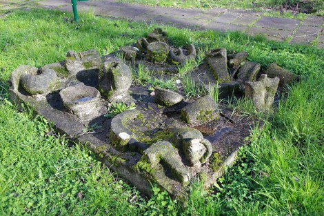 Monumento alla Resistenza, un'opera incastonata nel verde, ricca di forme e dettagli in pietra.