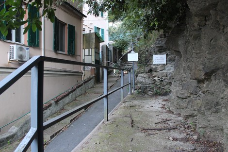 La lapide che celebra la costituzione della Brigata Guglielmetti, situata lungo un sentiero.