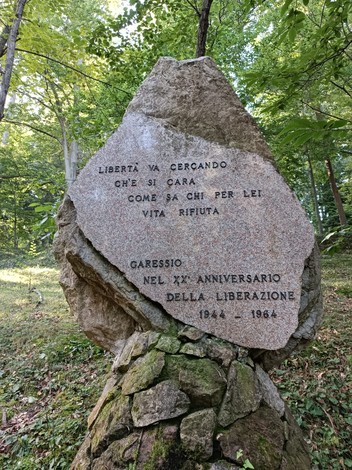 Monumento alla Resistenza di Garessio, dedicato ai valori della libertà e della lotta per la liberazione.