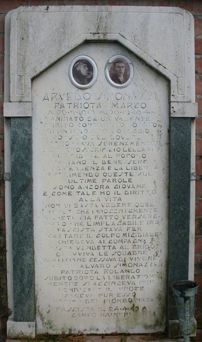 Cippo commemorativo in onore di Mario Simonazzi, patriota, con immagini e dedica ai caduti.