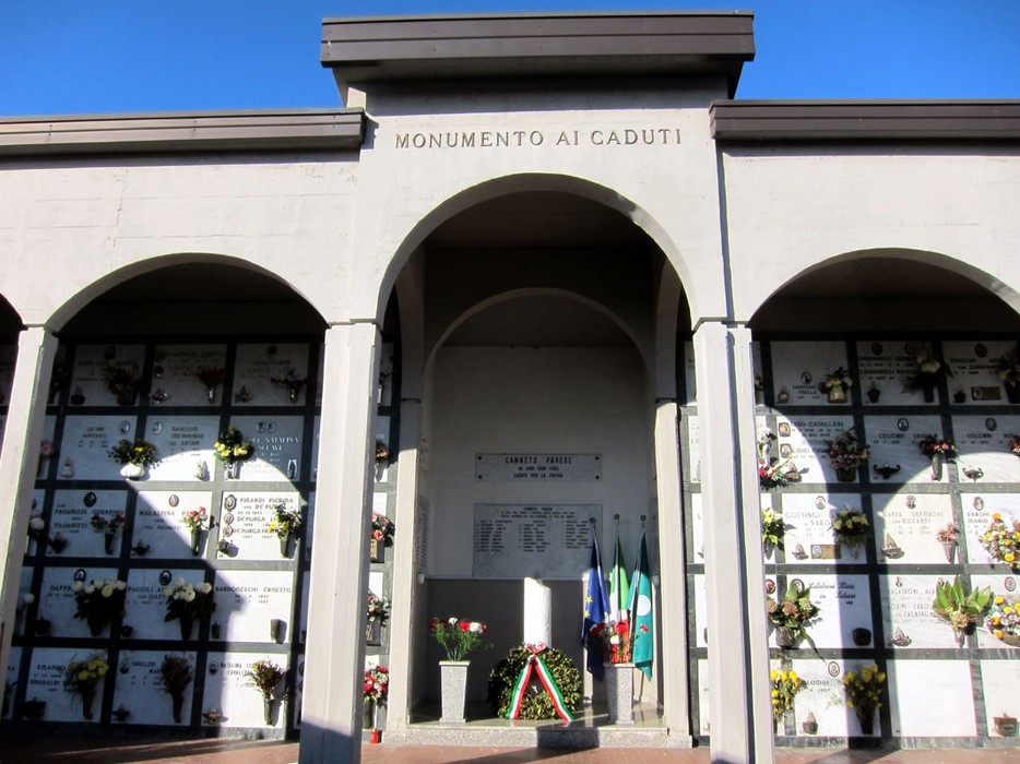 Monumento ai caduti di Canneto Pavese, un luogo di commemorazione e rispetto per i defunti.