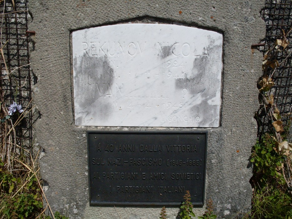 Lapide commemorativa per Rekunov e Ivan, in memoria dei partigiani sovietici e italiani.