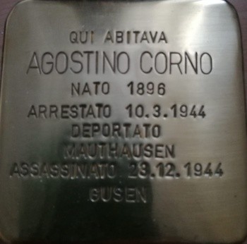 Pietra d'inciampo in ottone incassata nella pavimentazione, con iscrizione dedicata ad Agostino Corno.