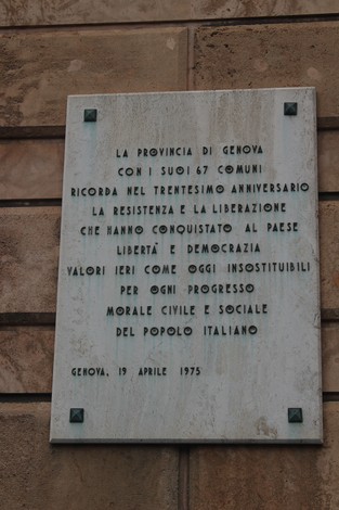 Lapide in memoria della Resistenza, che celebra la libertà e la democrazia a Genova.