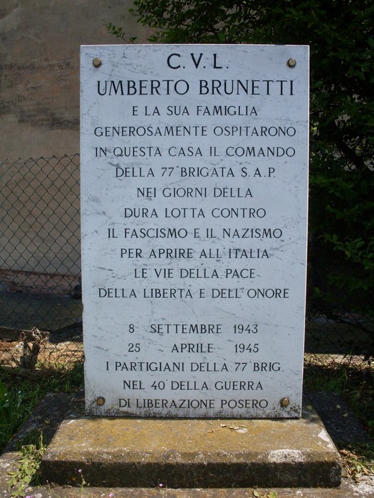 Monumento commemorativo alla famiglia Brunetti, onora il sacrificio durante la lotta contro il fascismo e il nazismo.