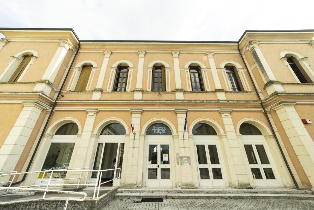 Facciata della storica "Lapide a Zonta", un'importante istituzione culturale.