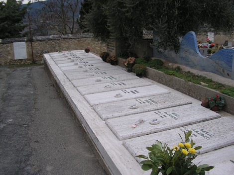 Sepolcro dei caduti sangimignanesi, memoriale dedicato ai giovani eroi della comunità.