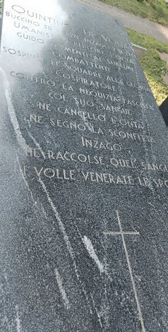 Tomba di Di Vona, un monumento in pietra con iscrizioni commemorative e una croce in rilievo.