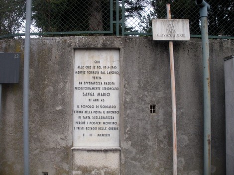 Lapide commemorativa a Sanga Mario, dedicata alle vittime della guerra e alla memoria storica.