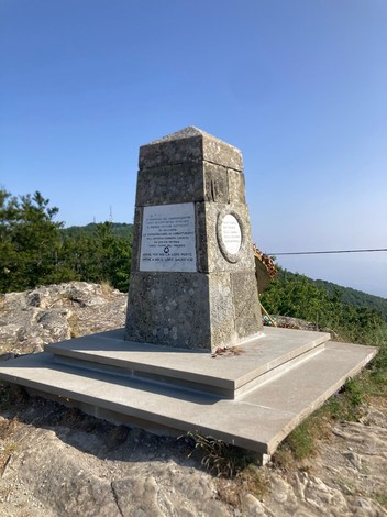 Monumento in pietra situato in Secchieta, circondato da un paesaggio naturale montano.