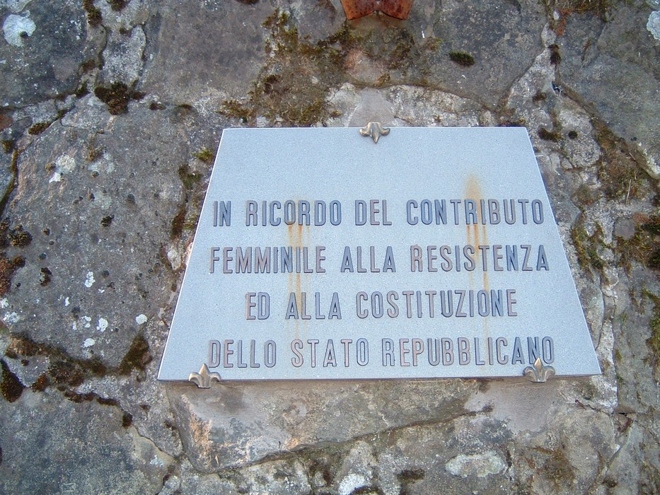 Monumento di Monte Giovi, commemorazione del contributo femminile alla Resistenza e alla Costituzione repubblicana.