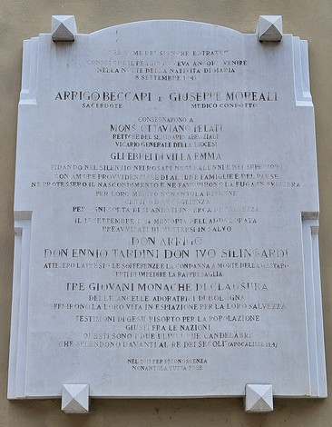 Lapide commemorativa del salvataggio degli ebrei di Villa Emma, situata in un contesto storico importante.
