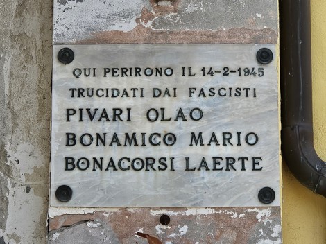 Lapide commemorativa che ricorda le vittime Pivari, Bonamico e Bonaccorsi, trucidati dai fascisti nel 1945.
