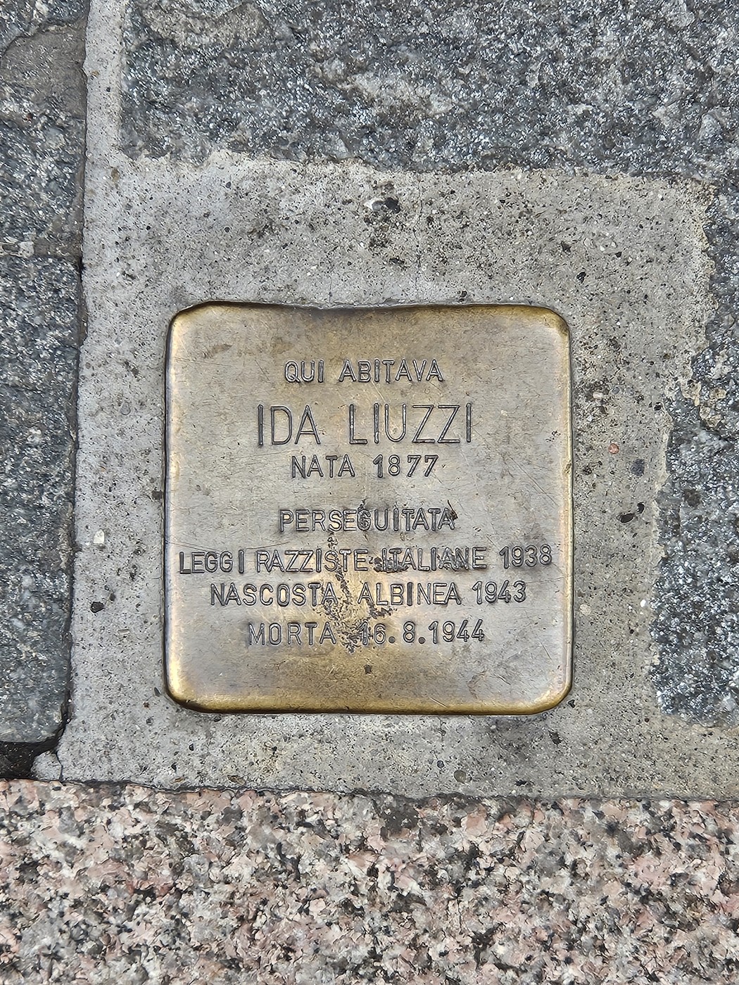 Pietra d'inciampo dedicata a Ida Liuzzi, commemorando la sua vita e il destino tragico durante la Seconda Guerra Mondiale.