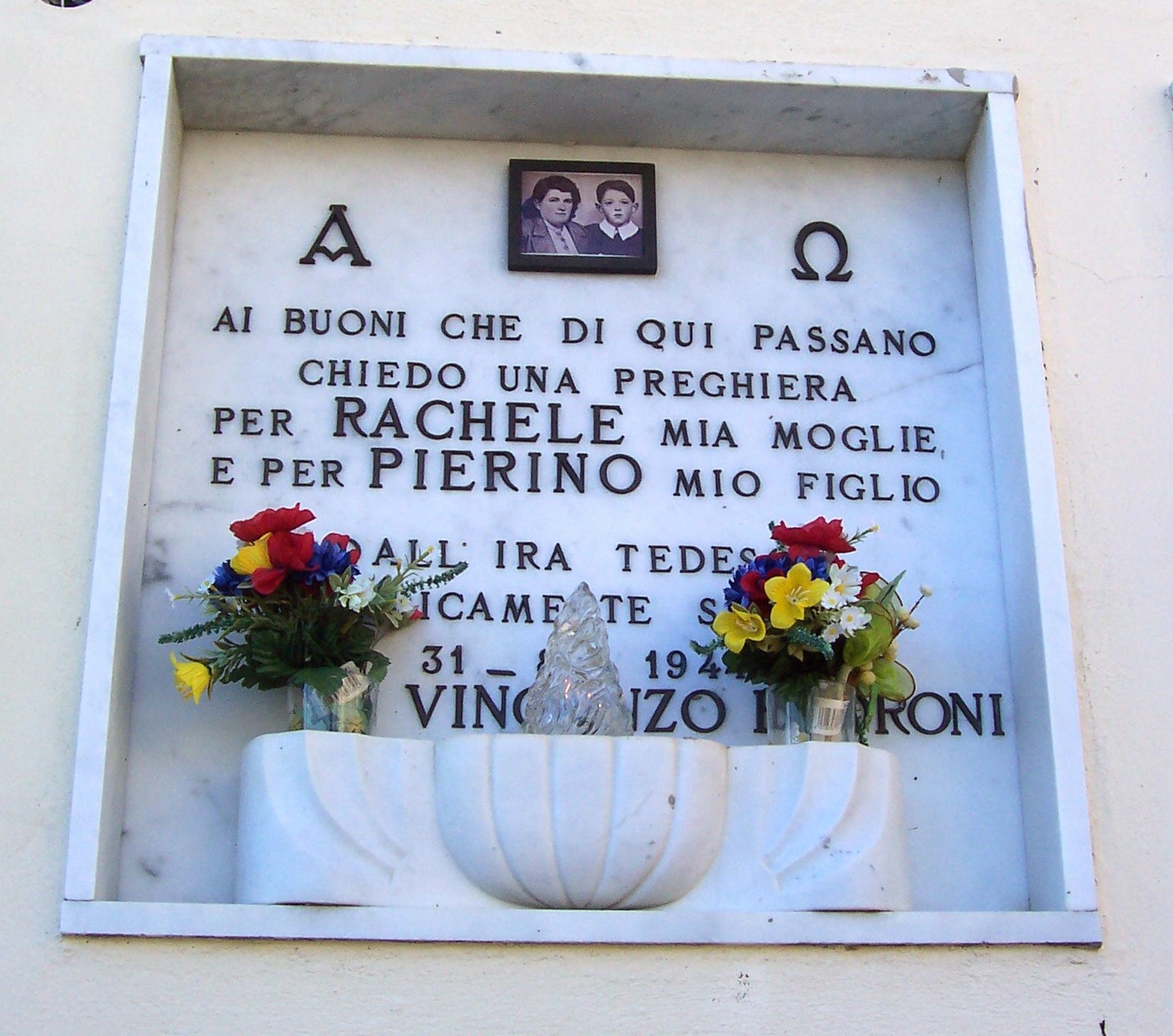Sepolcro della famiglia Budroni, commemorazione di Rachele e Pierino, con fiori e foto.