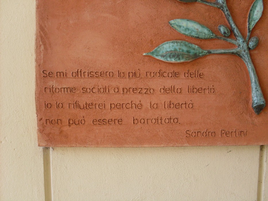 Lapide commemorativa dedicata alla Lotta di Liberazione, con un messaggio su libertà e valori sociali.