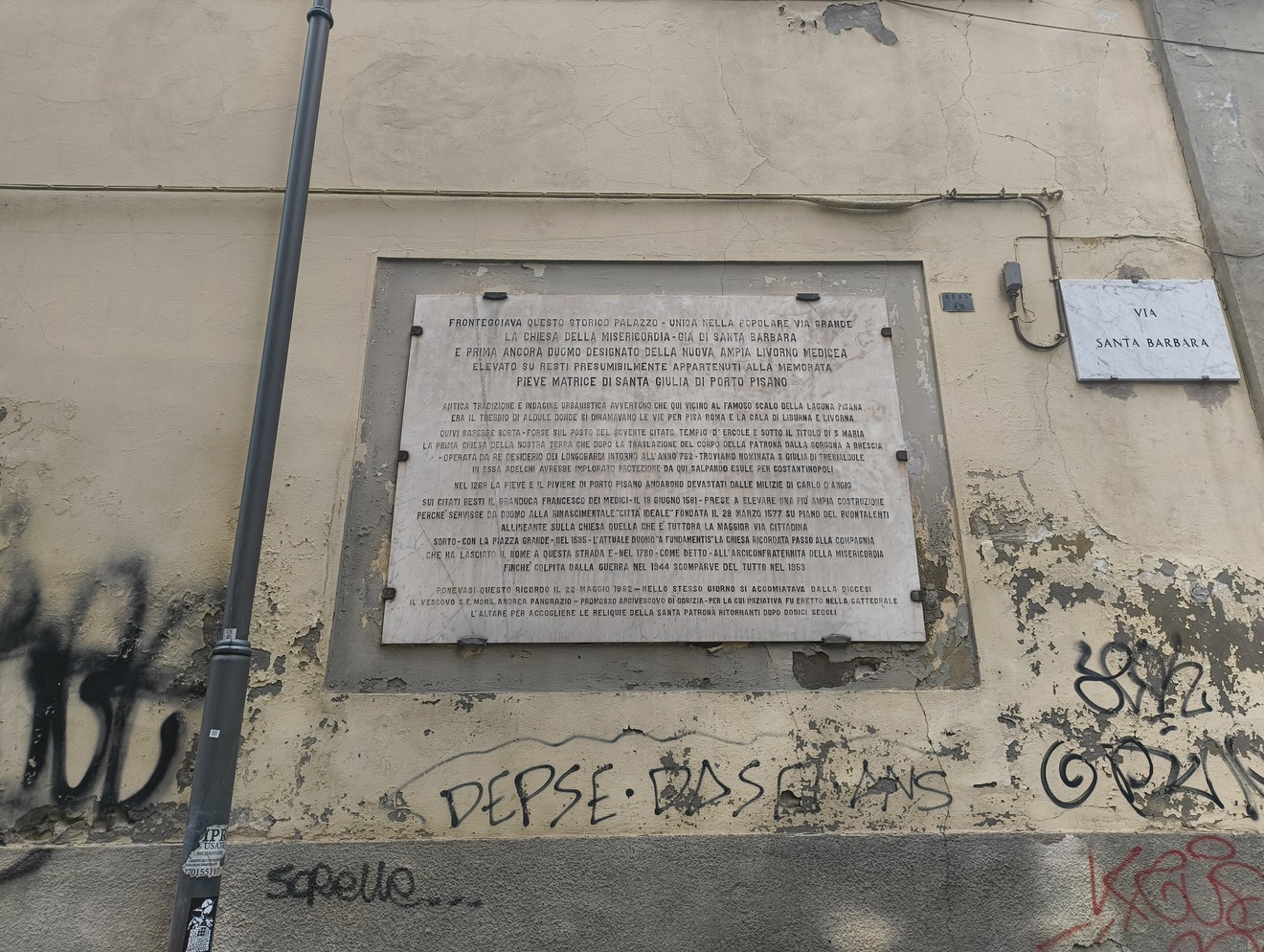 Lapide commemorativa del bombardamento della chiesa della Misericordia, memoria di eventi storici.