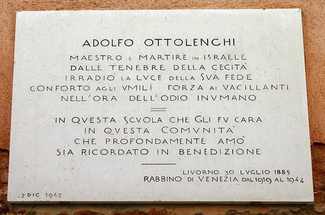 Lapide commemorativa dedicata a Adolfo Ottolenghi, maestro e martire, con iscrizioni commemorative.