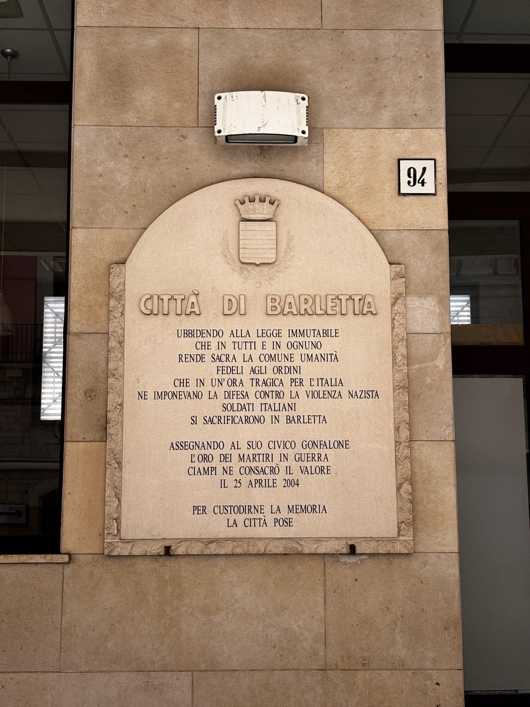 Lapide commemorativa della medaglia d'oro al valor militare della Città di Barletta.