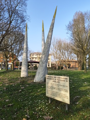 Monumento ai partigiani di Argelato, costituito da tre piloni concreti in un recinto alberato.