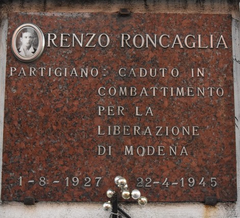 Lapide commemorativa dedicata a Lorenzo Roncaglia, partigiano caduto per la liberazione di Modena.