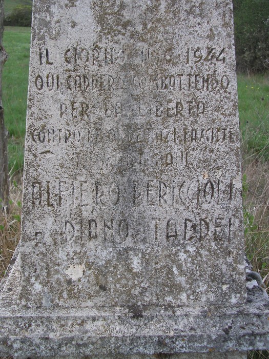 Cippo commemorativo dedicato a Periccioli e Taddei, simbolo di libertà e resistenza.