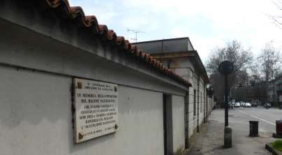 Lapide commemorativa alla Villa Reale, simbolo di storia e cultura. Muratura e design architettonico distintivo.