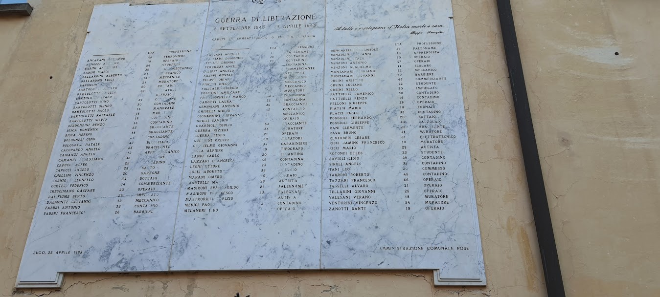 Lapide commemorativa in onore dei caduti in combattimento e per rappresaglia durante la Guerra di Liberazione.