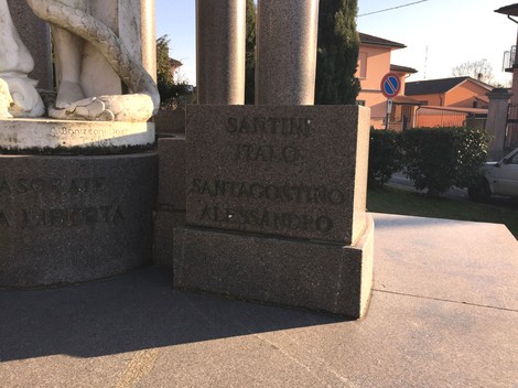 Monumento dedicato ai Martiri per la Libertà, con dettagli architettonici e una base in pietra.