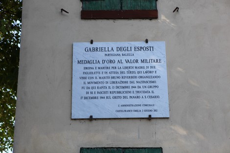 Lapide commemorativa dedicata a Gabriella Degli Esposti, partigiana e medaglia d'oro al valor militare.