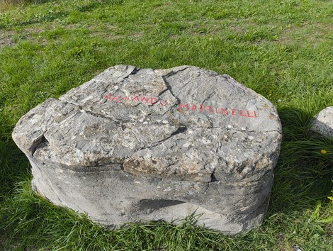 Monumento ai partigiani caduti a Monte Sabbiuno, dedicato alla memoria e al sacrificio dei resistenti.