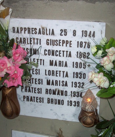 Ossario dedicato alle vittime della rappresaglia del 25 agosto 1944, con nomi e fiori in memoria.