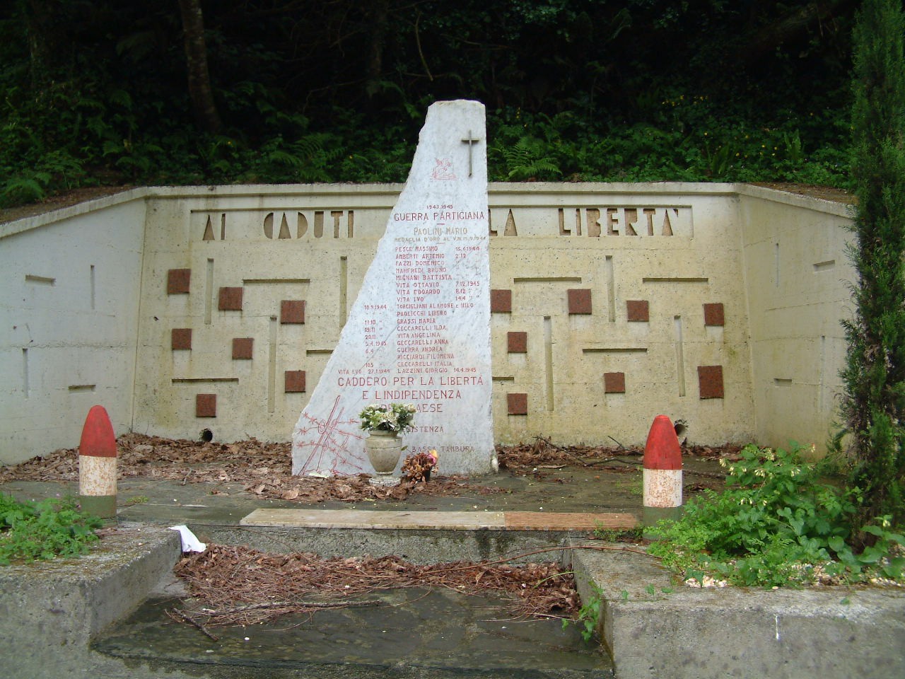 Monumento dedicato a Paolini e ai caduti della Bassa Tambura, simbolo di memoria e libertà.