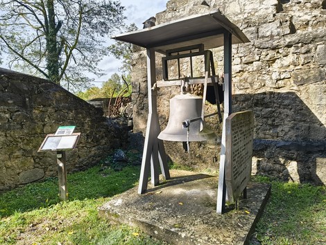 Rovine della chiesa di Casaglia con la campana, immersa nella natura e nella storia.