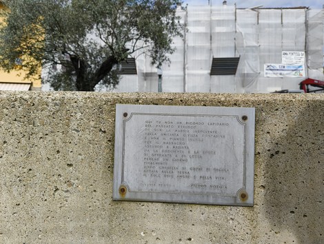Monumento commemorativo ai Martiri di Marzabotto, simbolo di memoria storica e riflessione.