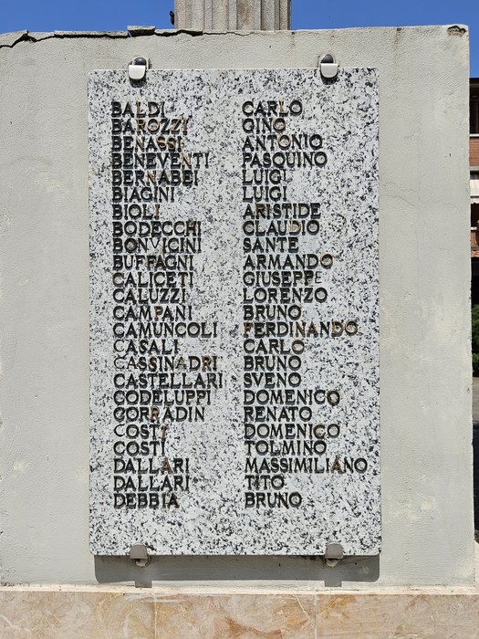 Monumento commemorativo con nomi di caduti, dedicato alla memoria della Seconda Guerra Mondiale.