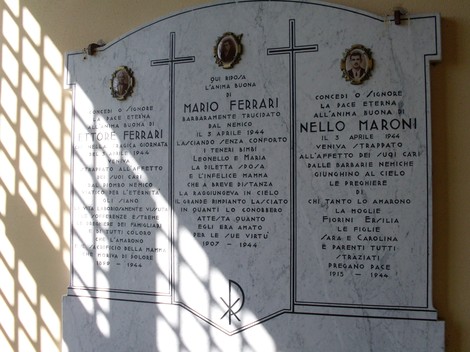 Sacrario dedicato a Mario Ferrari e Nello Maroni, con iscrizioni commemorative e decorazioni.