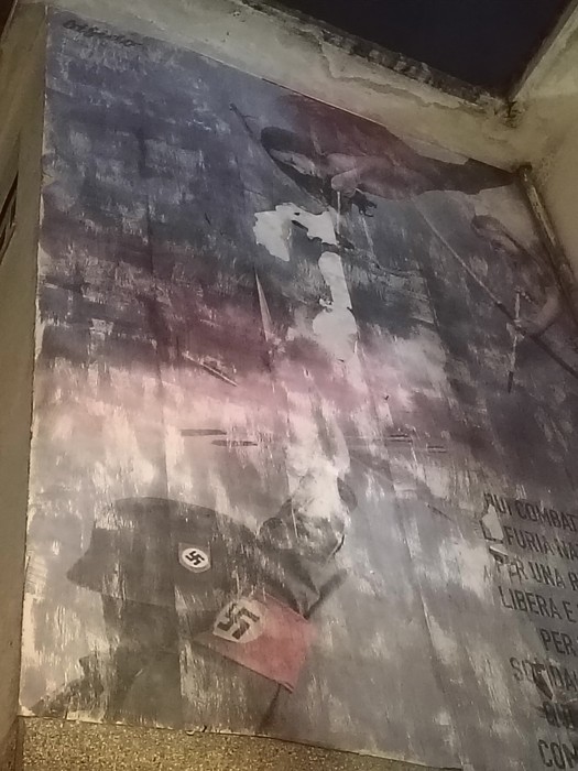 Murale commemorativo dedicato ai caduti della battaglia della Montagnola, con immagini evocative e significative.