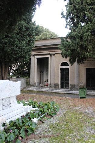 Sacrario dei caduti per la Libertà di Cornigliano, con struttura imponente e verde circostante.