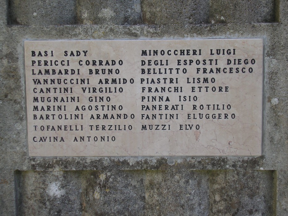 Monumento ai caduti con i nomi dei soldati in memoria delle loro gesta eroiche e sacrifici.