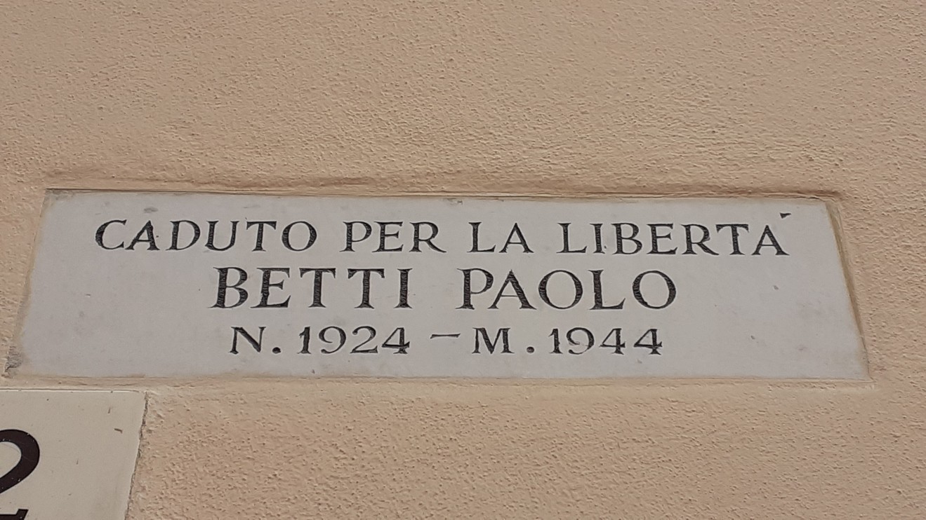 Lapide commemorativa dedicata a Betti Paolo, caduto per la libertà nel 1944.