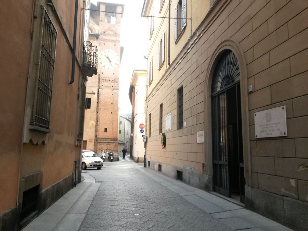 Lapide commemorativa dedicata a Lillo, Coletta e Spirito in una stretta via cittadina.