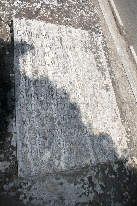 Monumento ai caduti con incisioni commemorative, situato in un contesto storico rilevante.