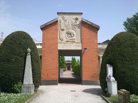 Ingresso al Sacrario dei caduti di Rolo, monumento in memoria dei caduti con elementi architettonici suggestivi.