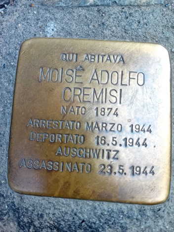 Pietra d'inciampo in ottone incassata nel selciato, con iscrizione dedicata a Cremisi Moisé Adolfo.
