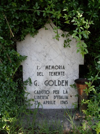 Cippo commemorativo in marmo dedicato al Tenente G. Golden, caduto per la libertà d'Italia il 22 aprile 1945.