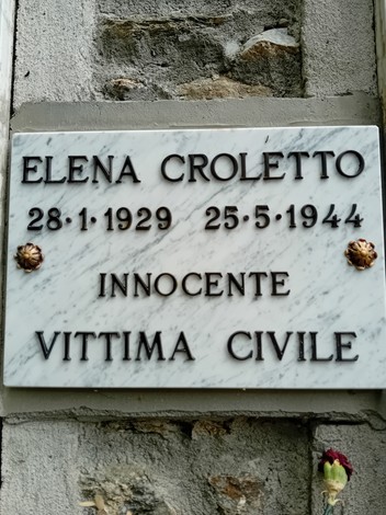 Lapide in marmo dedicata a Elena Croletto, vittima civile, con date della nascita e della morte.