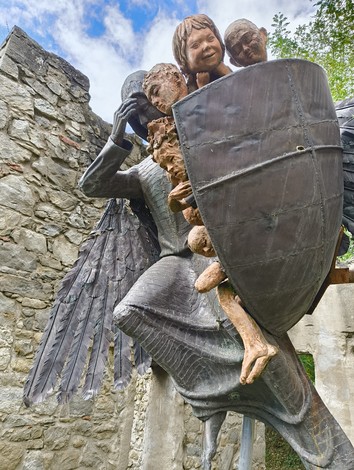 Scultura che rappresenta la rinascita tra le rovine dell'oratorio di Cerpiano, evocando storia e spiritualità.