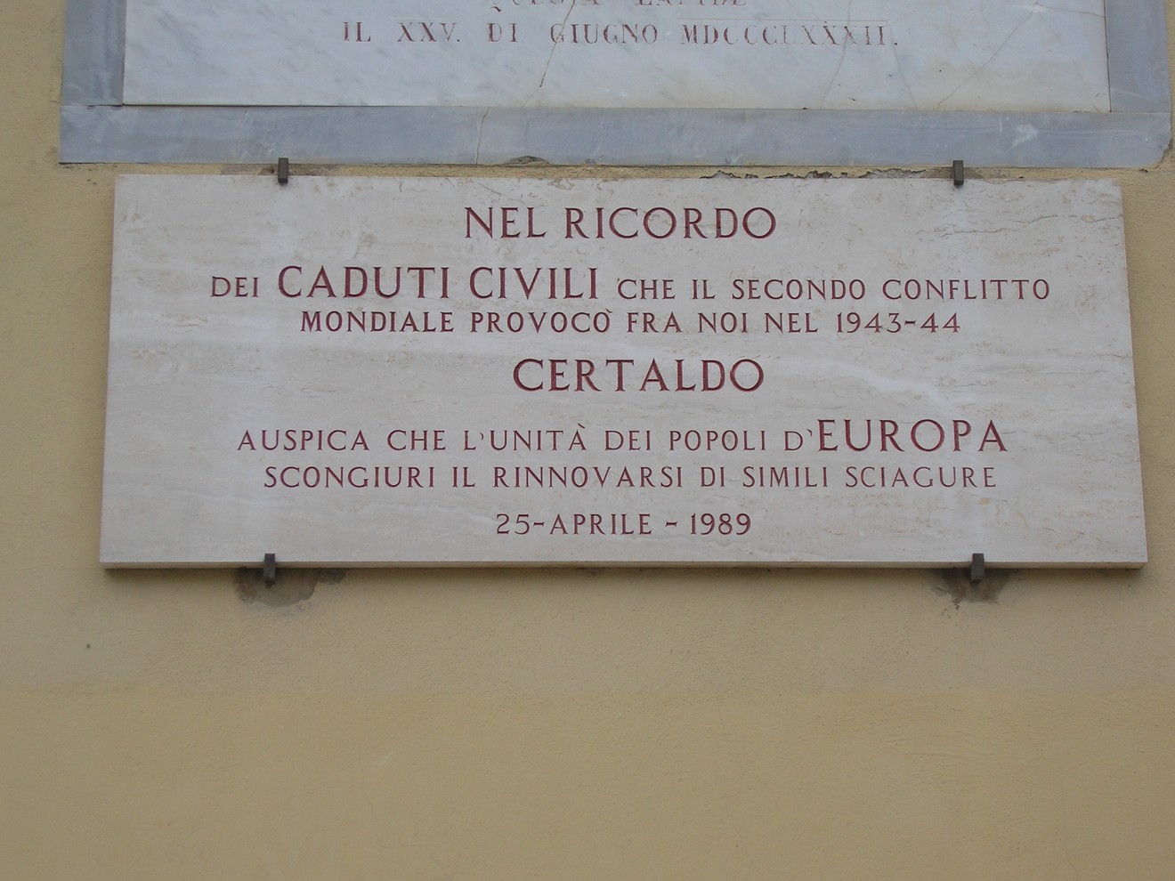 Lapide commemorativa dedicata ai caduti civili del secondo conflitto mondiale a Certaldo.